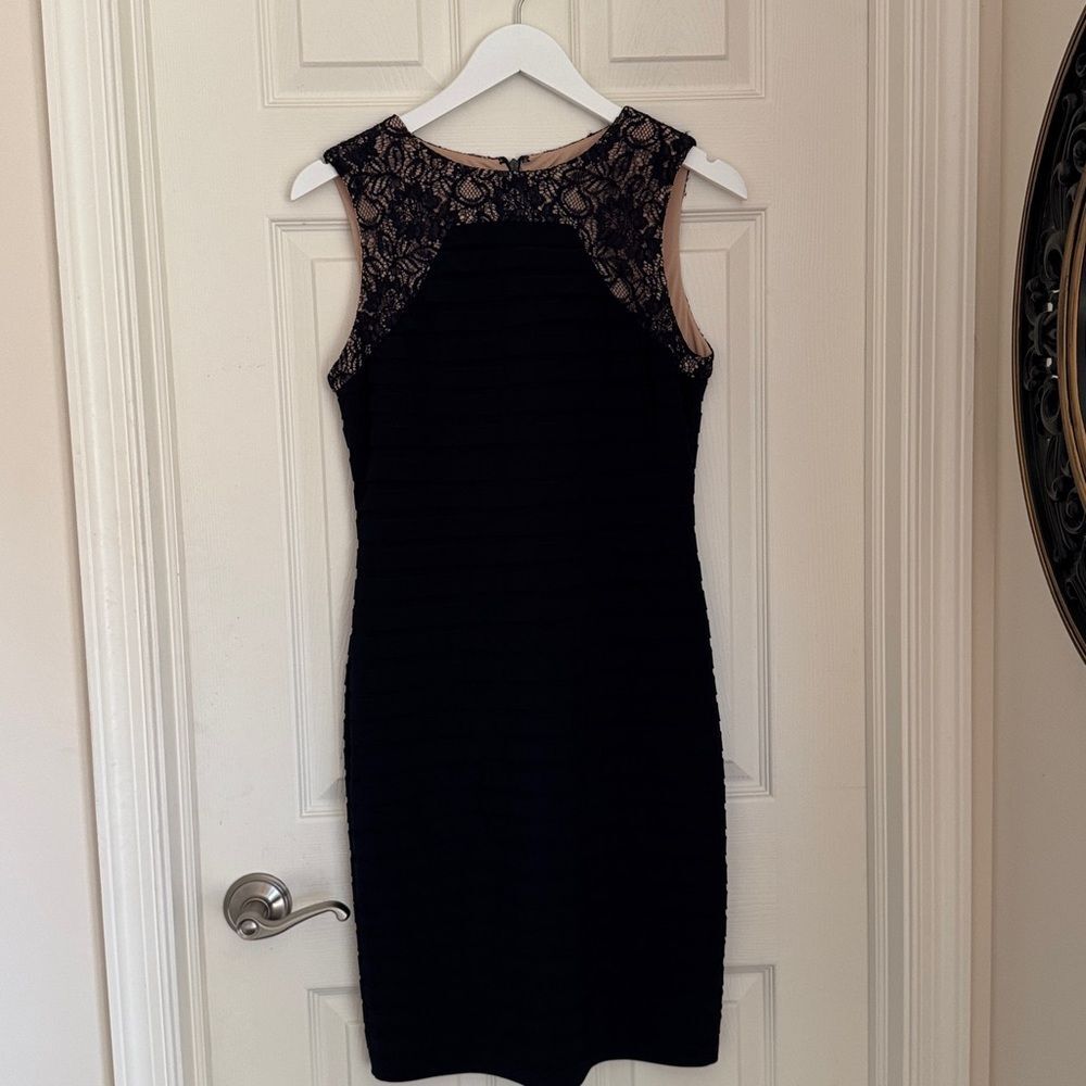 Elegant Adrianna Papell navy Lace Dress size 4